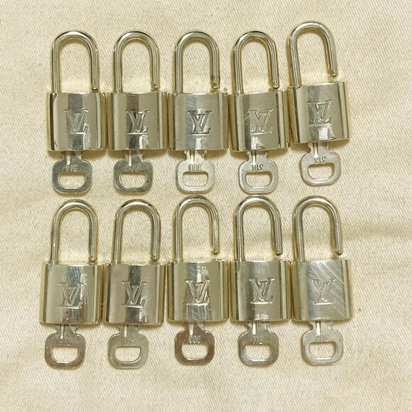 LOUIS VUITTON LV 10 SET PADLOCK KEY CHARM CADENA GOLD-PLATED FRANCE - Picture 3 of 4